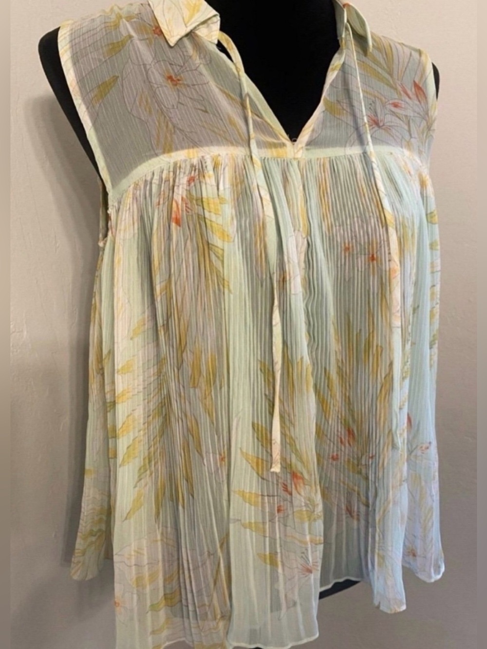 Women’s Light Green Floral Pleated Sleeveless Top (Size M)